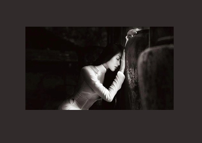 Ngọc nữ của showbiz Việt Tăng Thanh Hà đã hóa thân thành một thiếu nữ áo  trắng với vẻ đẹp trong sáng, tinh khôi, man mác buồn trong bộ lịch mới nhất năm  2013 của nhiếp ảnh gia Phạm Hoài Nam.
